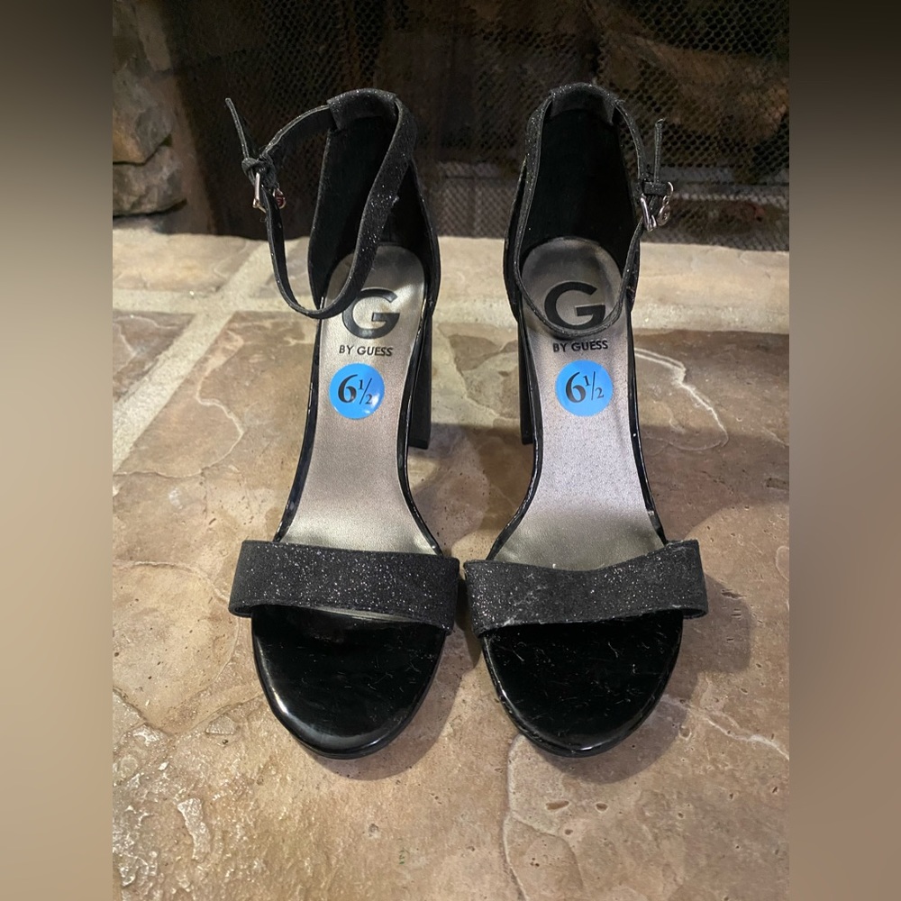 Guess heel shoe